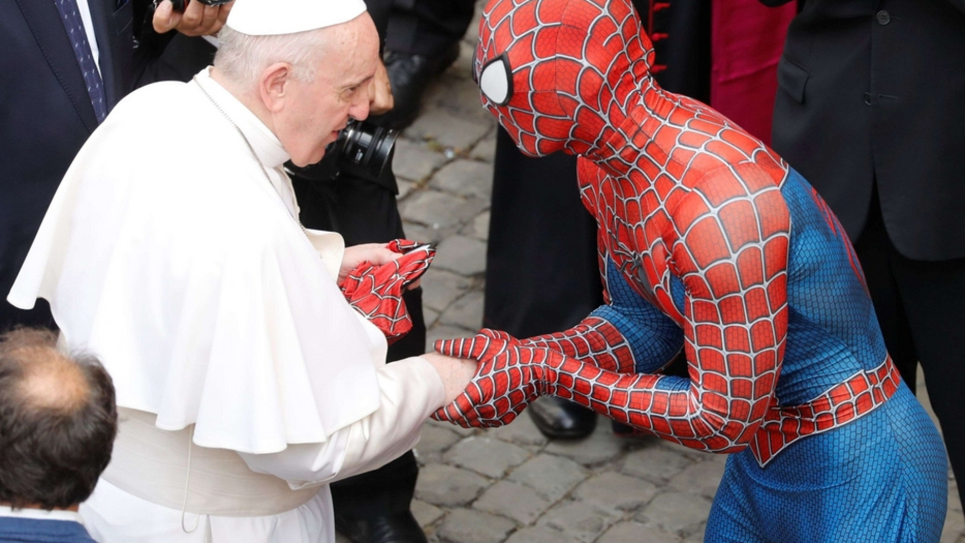 Immagine di Papa Francesco incontra Spiderman (è il Supereroe in corsia)