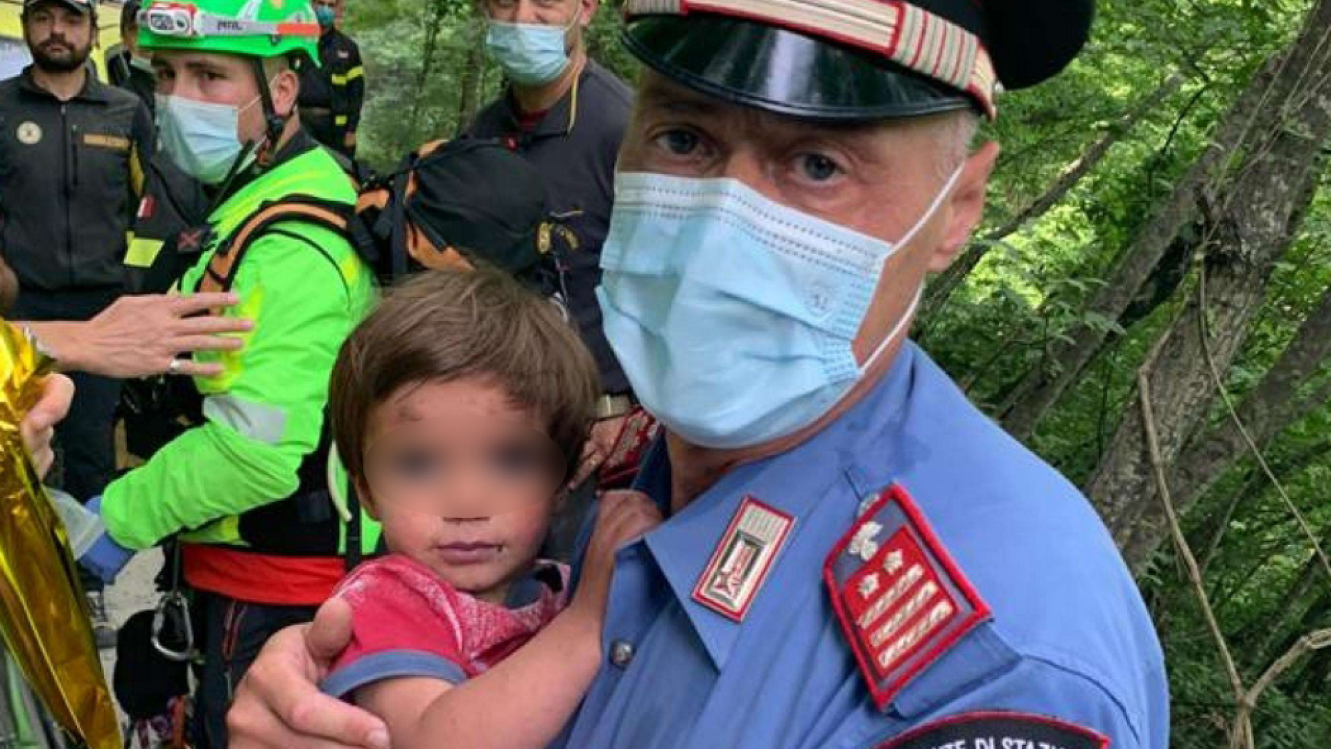 Immagine di Trovato, e sta bene, il bimbo di 2 anni scomparso nei boschi
