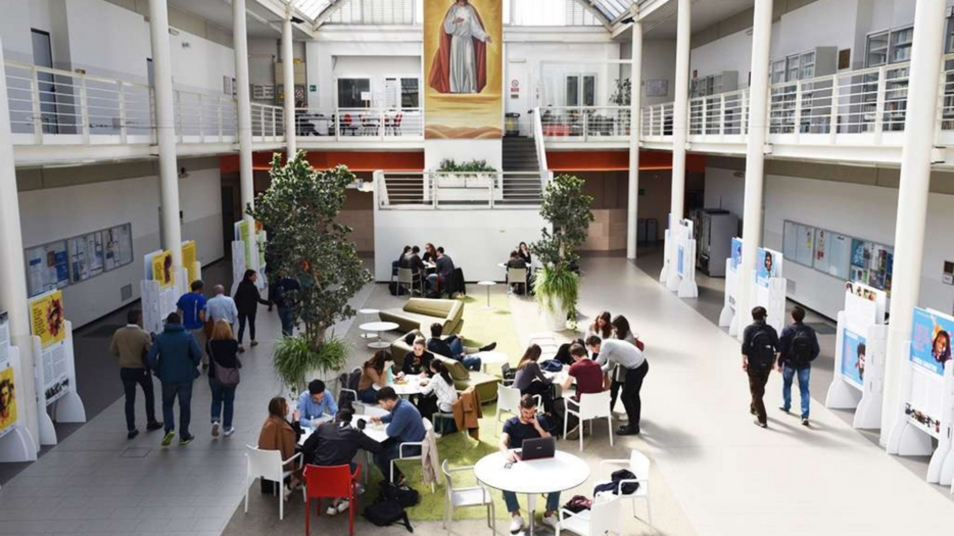 Immagine di Università Cattolica, una piazza affacciata sul mondo