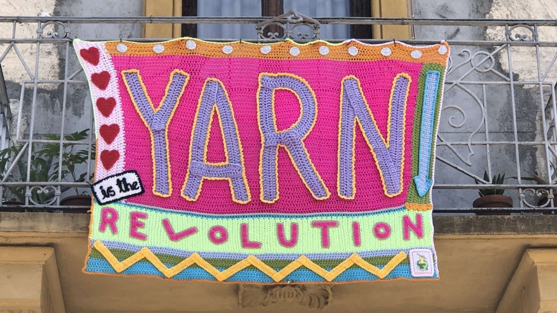 Immagine di Il fenomeno Yarn Bombing, la città lavorata all'uncinetto