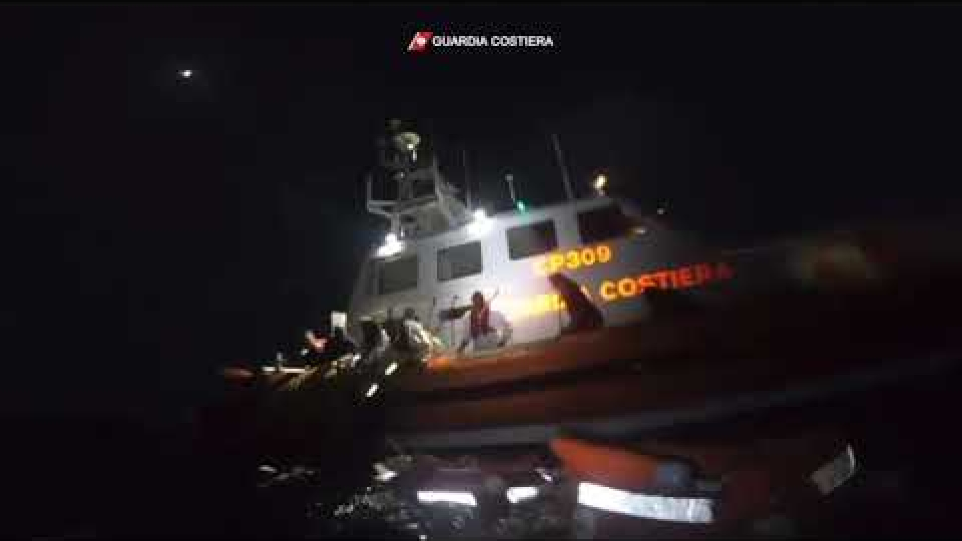 Immagine di Naufragio, 7 donne morte a Lampedusa. E una bimba di 5 anni alle Canarie