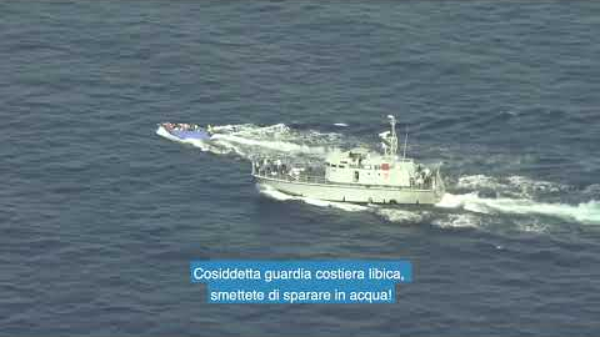 Immagine di Così i guardacoste libici hanno tentato di speronare e sparare su un barcone