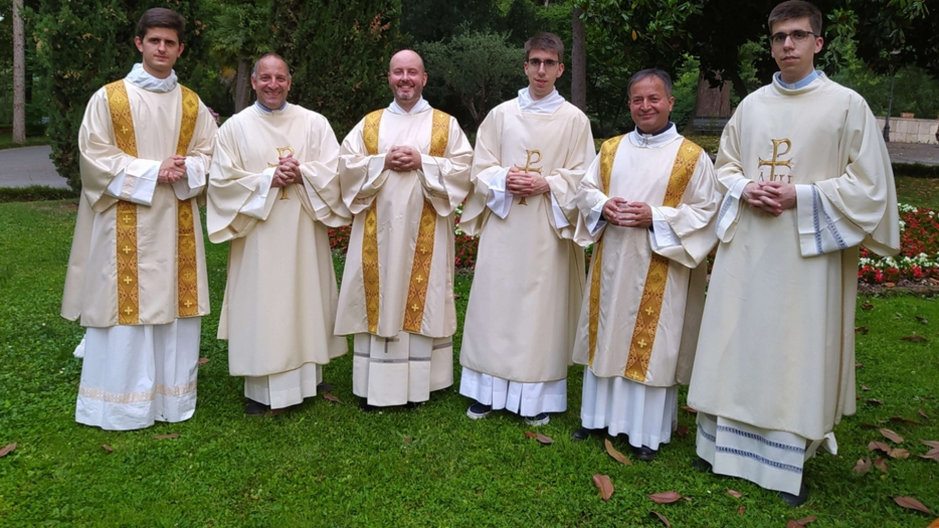 Immagine di Due gemelli sacerdoti insieme