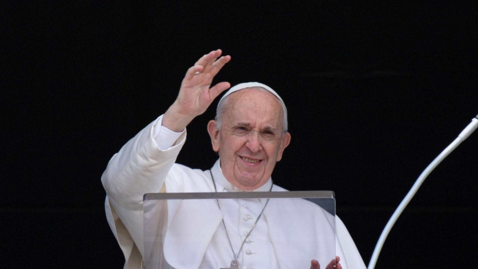 Immagine di Papa Francesco e la malattia: "Vulnerabili, e bisognosi dell'altro"