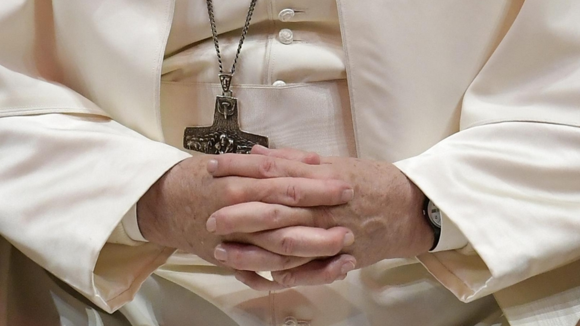 Immagine di Papa Francesco degente al Gemelli prega per i bimbi ricoverati