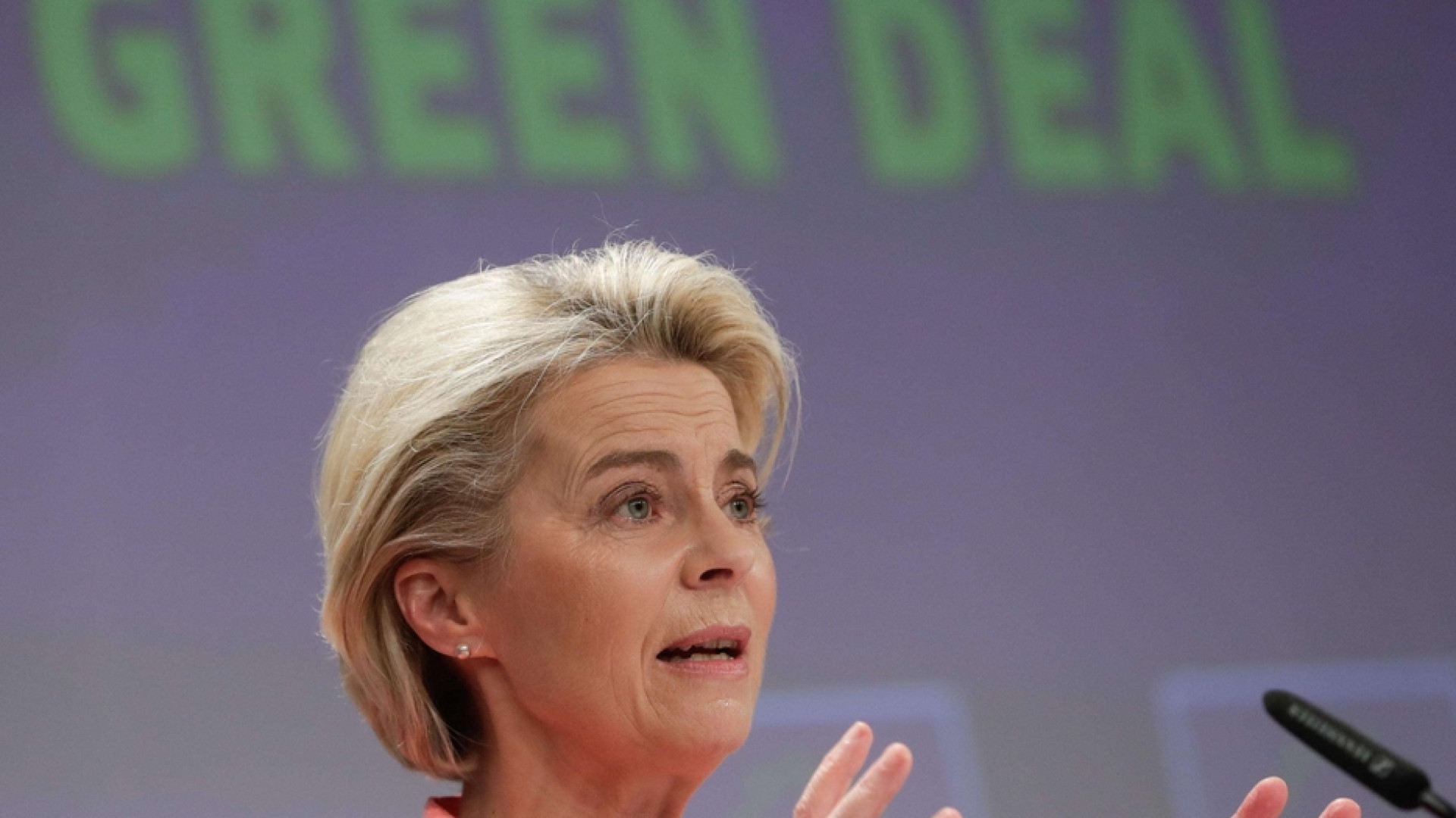 Immagine di Von der Leyen: «Stop alle auto a benzina del 2035», chi inquina pagherà