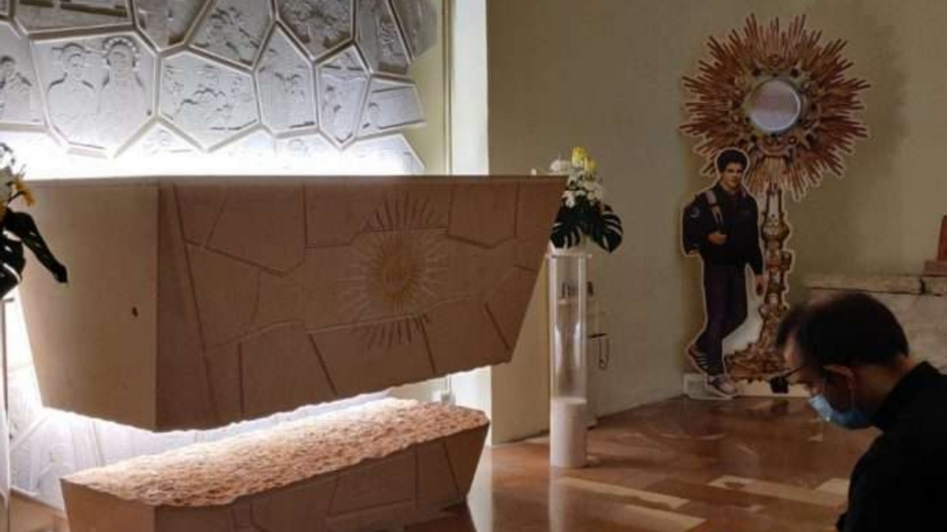 Immagine di Carlo Acutis, cresce la devozione. E slitta l'apertura della tomba ad Assisi