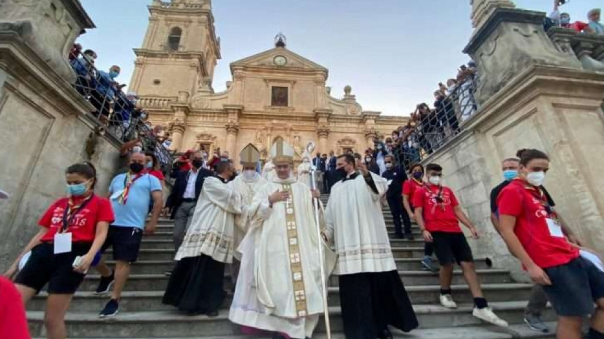 Immagine di Ragusa accoglie il nuovo vescovo La Placa. «I poveri, il mio primo impegno»