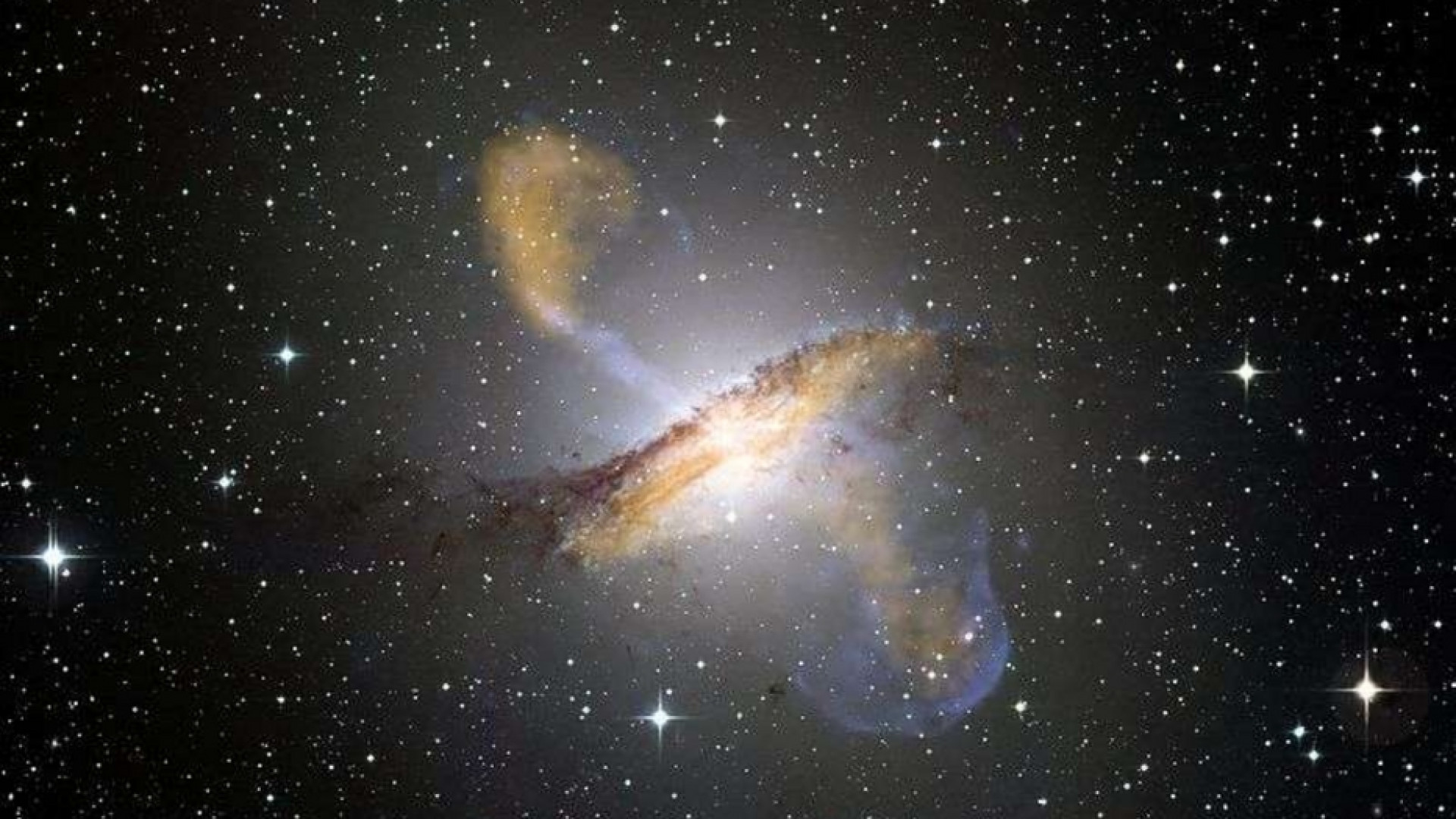 Immagine di Fotografato il cuore della galassia Centaurus A: è un buco nero