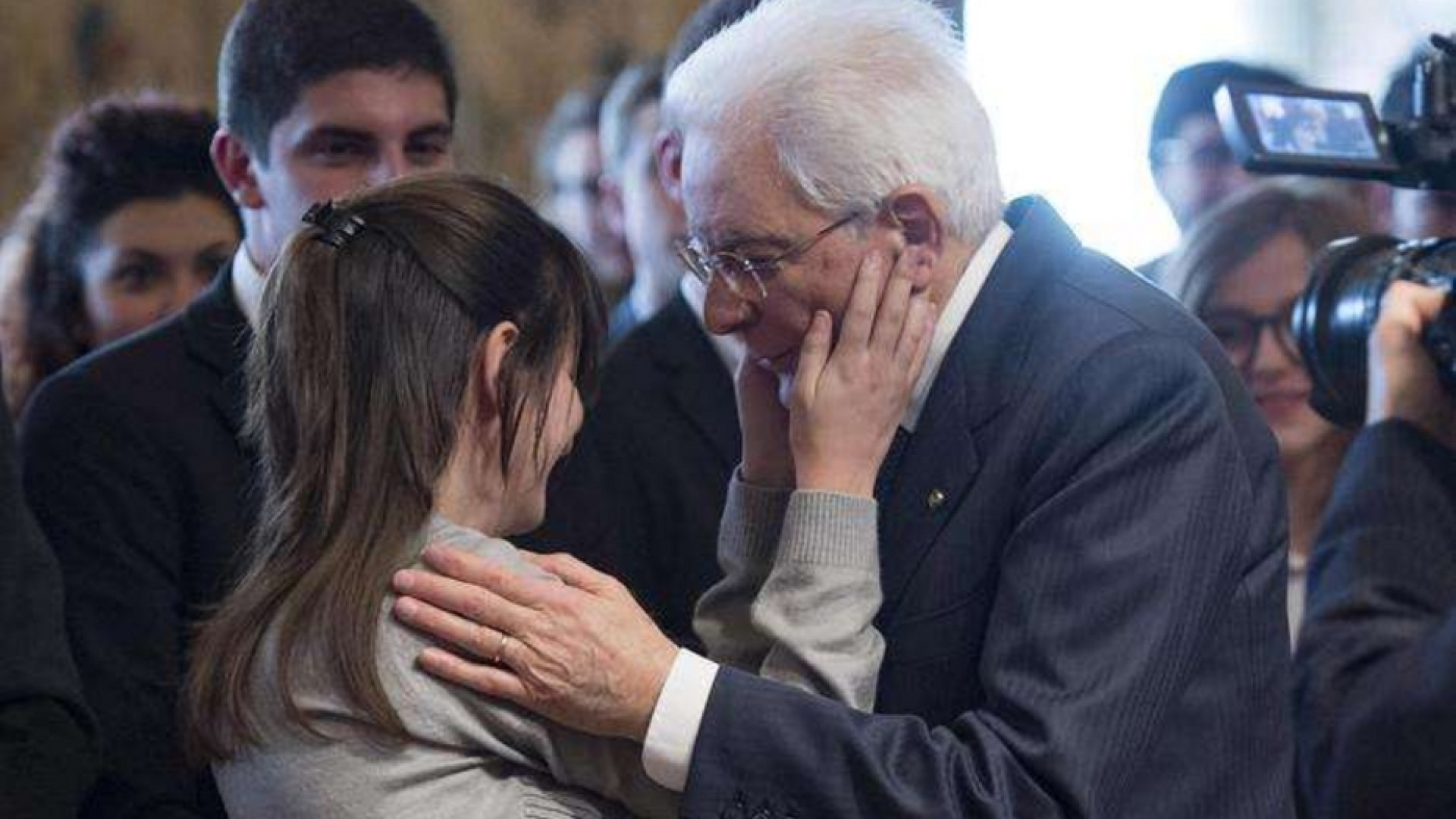 Immagine di Le mani del presidente Mattarella. E i suoi 80 anni