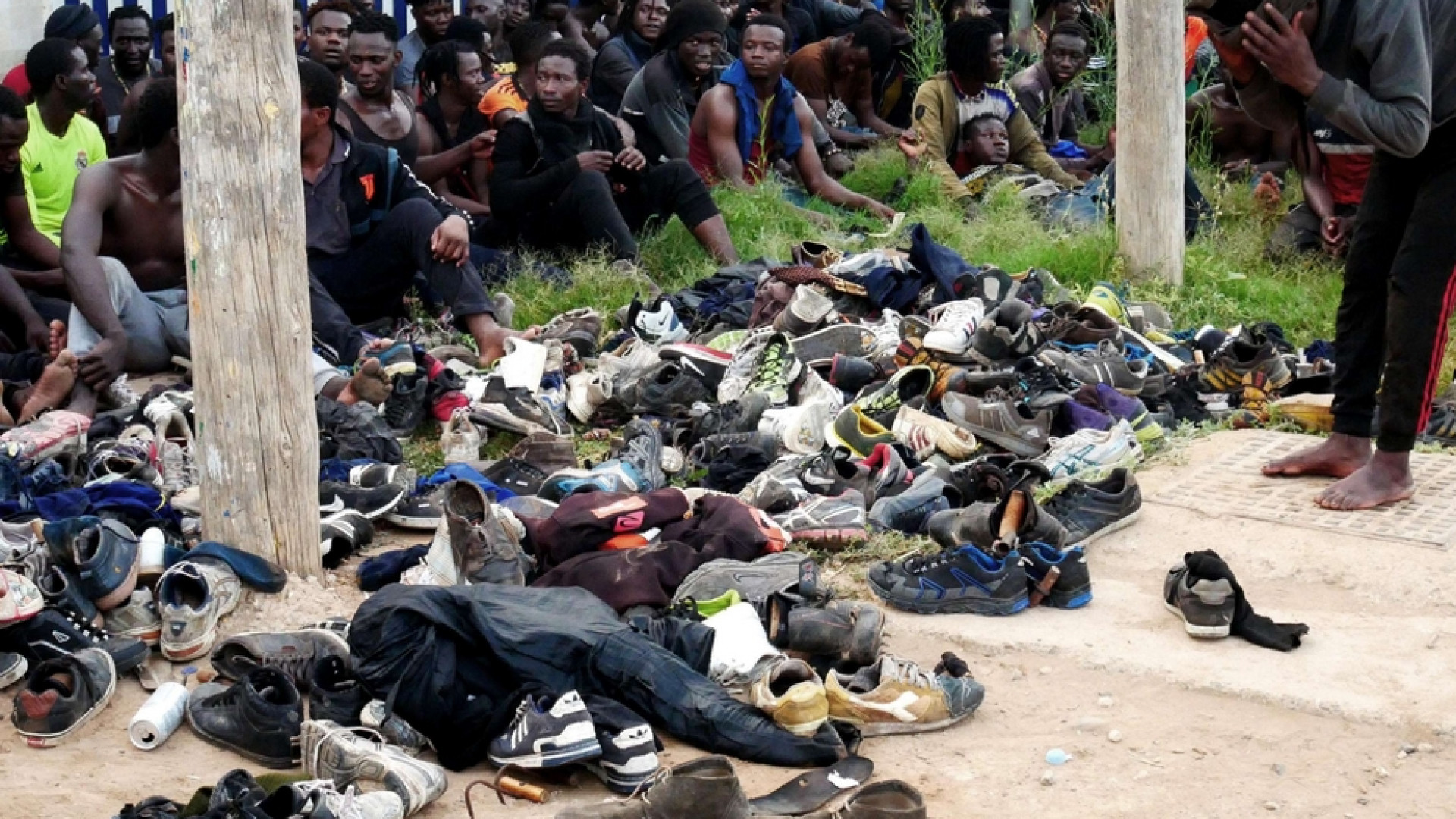 Immagine di Oltre 200 persone migranti saltano la barriera a Melilla ed entrano in Spagna