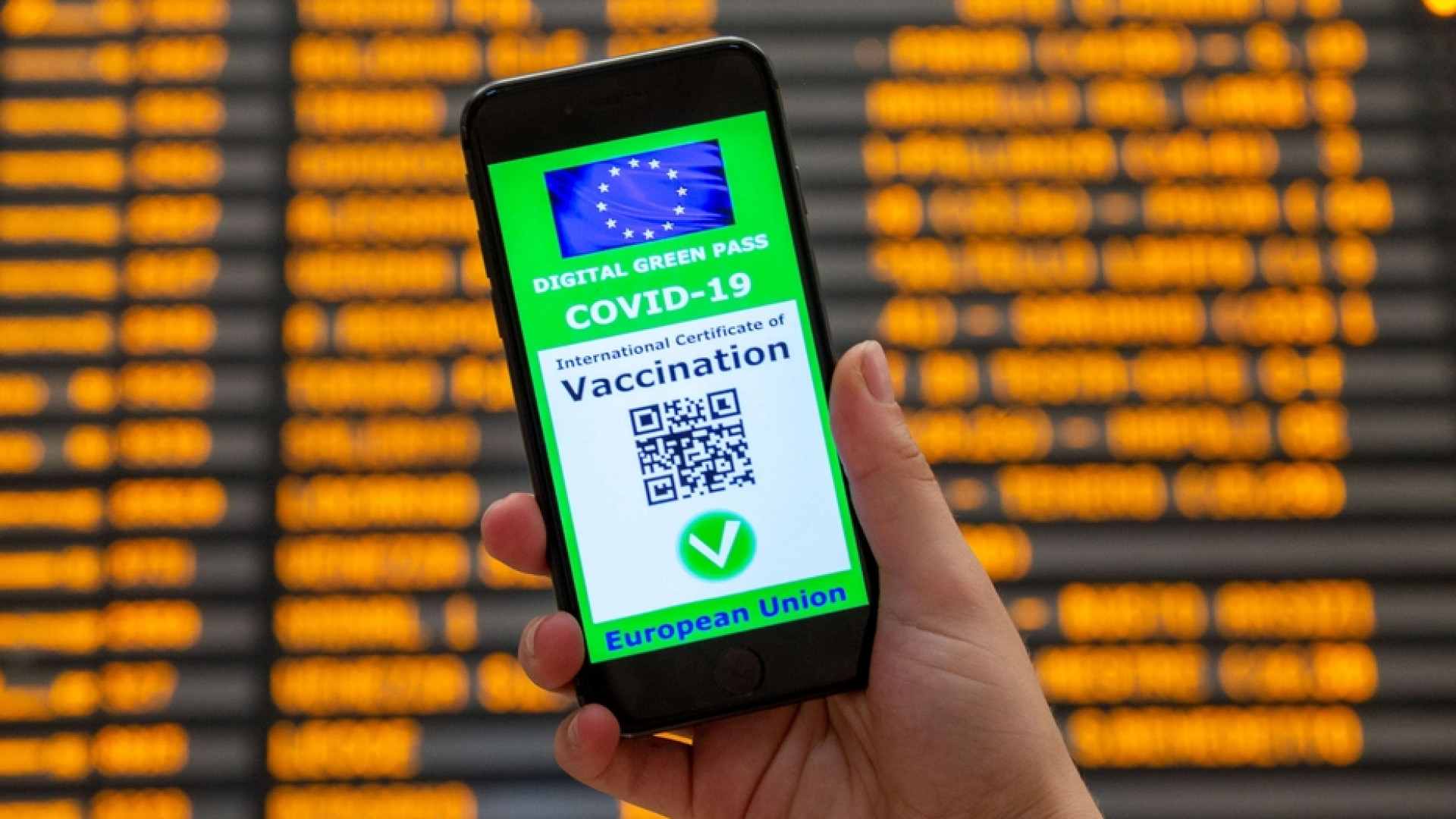 Immagine di Proteste contro il green pass. Ma è boom di prenotazioni per il vaccino