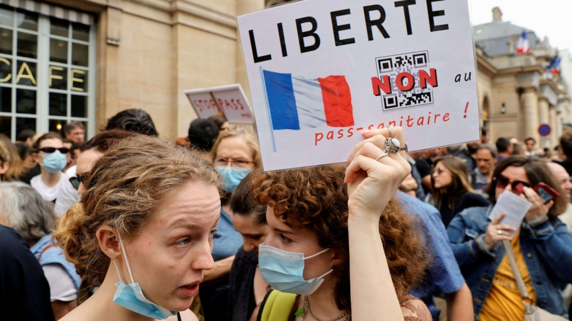 Immagine di In migliaia scendono in piazza in Francia per protestare contro il Green Pass