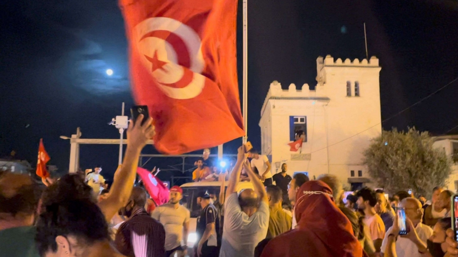 Immagine di Caos Tunisia, il presidente Saied sospende il Parlamento e licenzia il premier