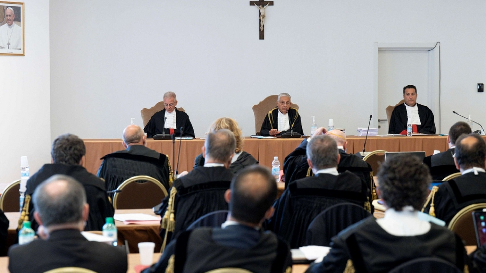 Immagine di Fondi vaticani, prima udienza. Il cardinale Becciu: fiducia nei giudici