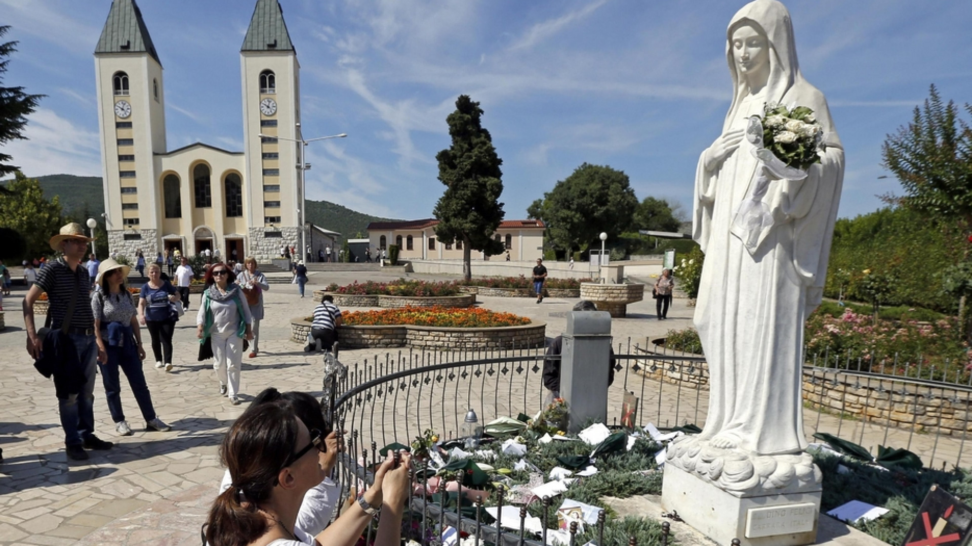 Immagine di Papa Francesco ai giovani di Medjugorje: liberatevi dalle false ricchezze
