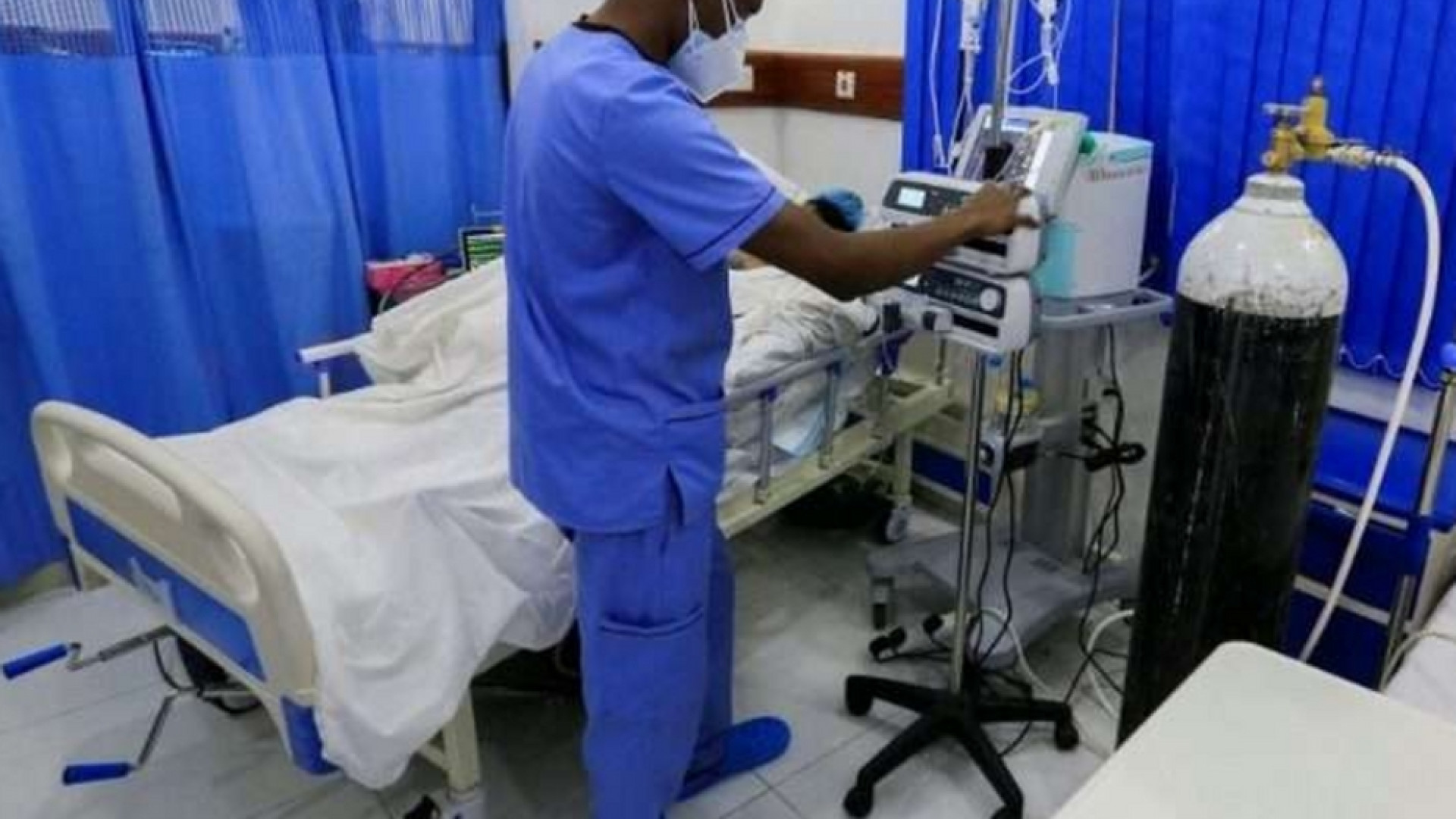 Immagine di Papa Francesco dona dispositivi anticovid a un ospedale in Eswatini