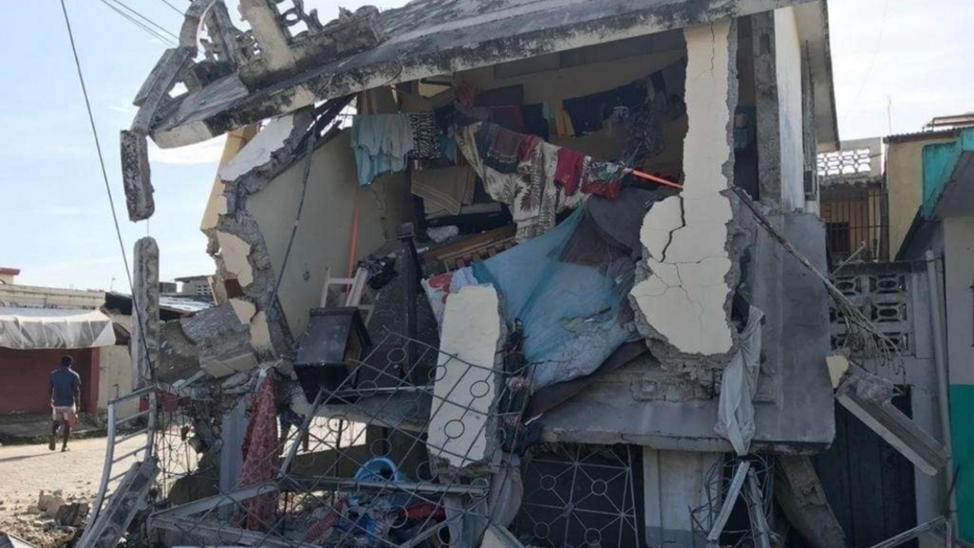 Immagine di Ad Haiti forte terremoto (magnitudo 7.2). Danni e almeno 225 morti