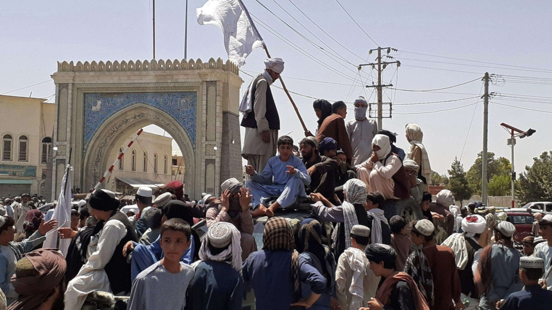 Immagine di Fuga da Kabul, le ambasciate si svuotano e i taleban offrono l'amnistia