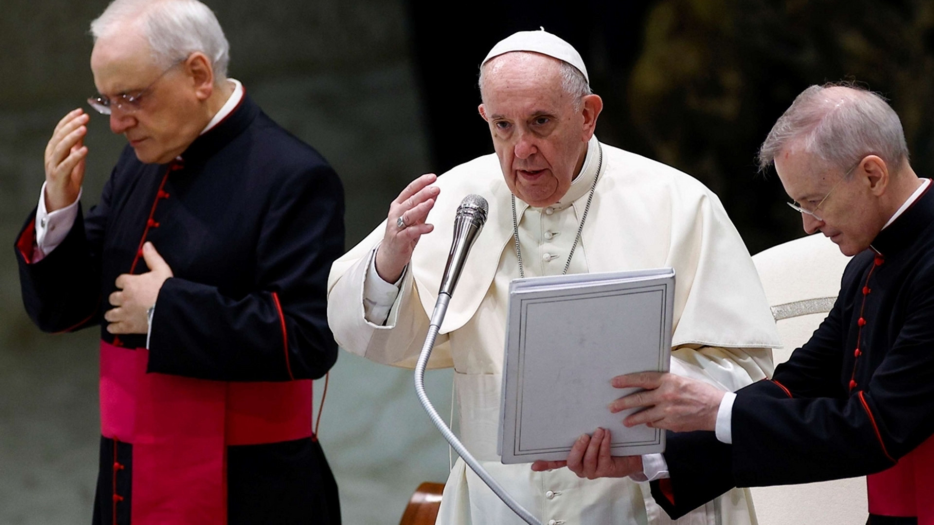 Immagine di Il Papa: la fede ama e spera oltre la paura della Legge