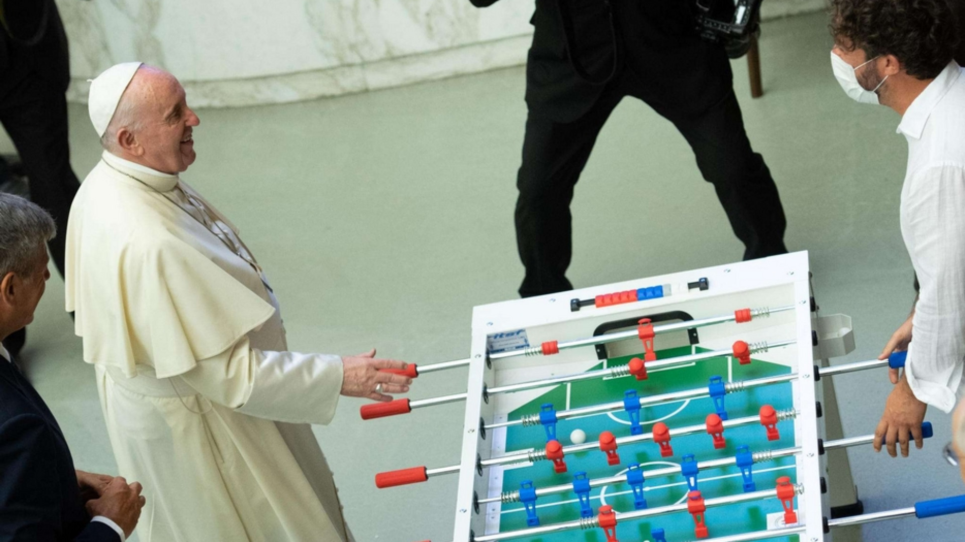 Immagine di Il Papa gioca a biliardino con fedele al termine udienza generale