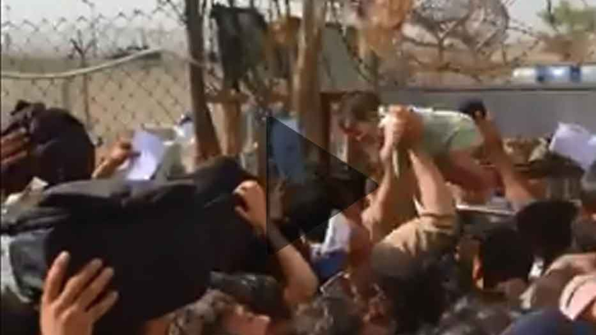Immagine di Kabul le donne lanciano i bambini oltre il filo spinato dell'aeroporto