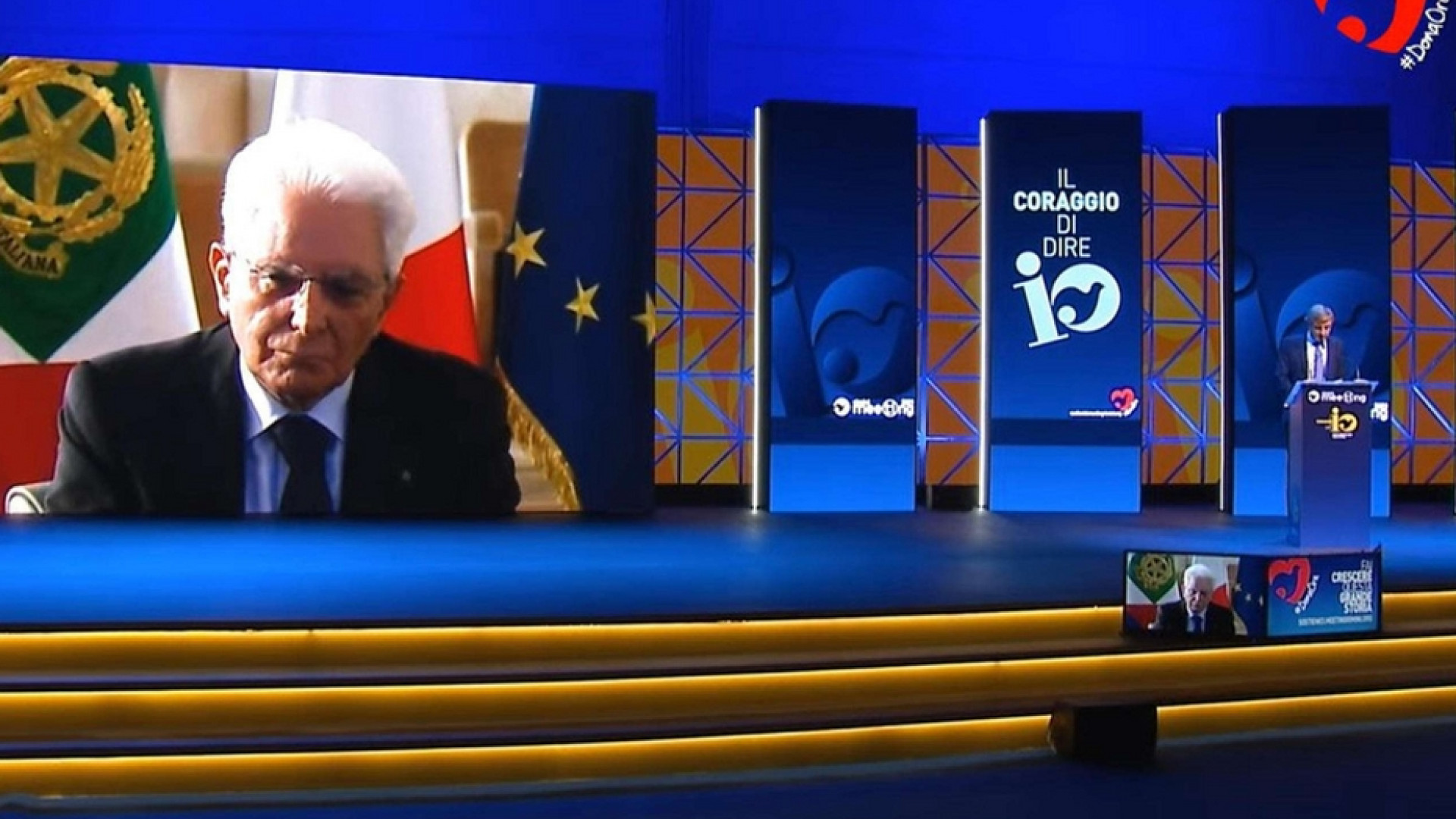 Immagine di Mattarella dall'io al tu: "Vaccinarsi è un dovere"