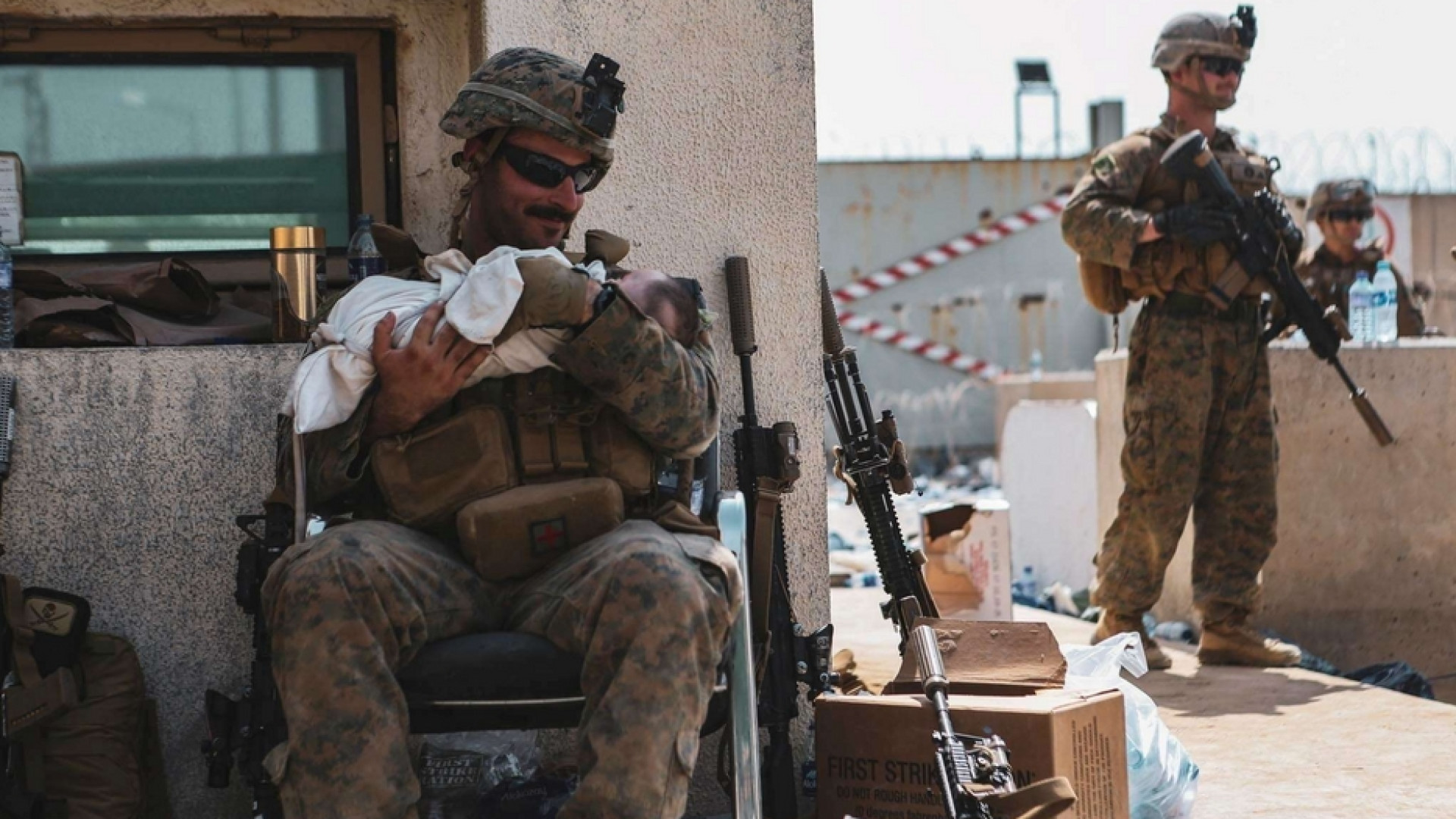 Immagine di Restituito al padre il bimbo passato sul filo spinato allo scalo di Kabul