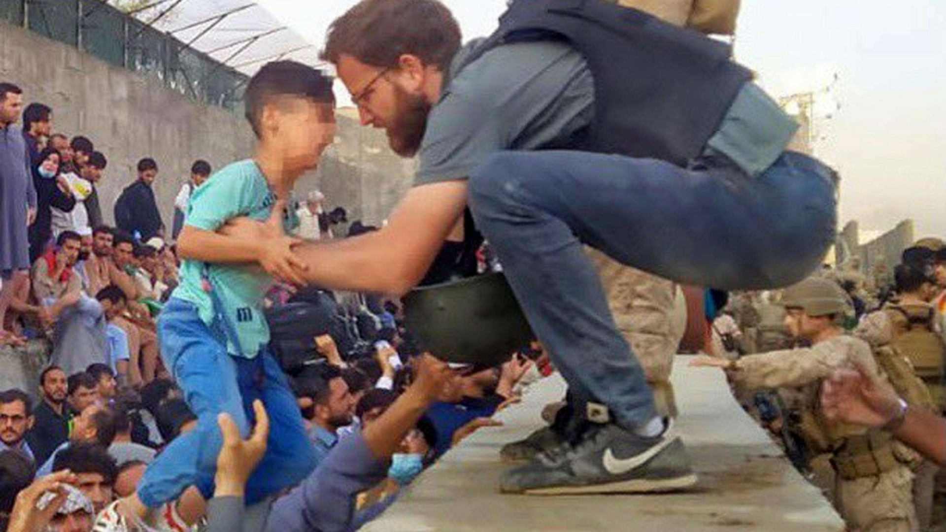 Immagine di E il console italiano a Kabul porta in salvo un bambino