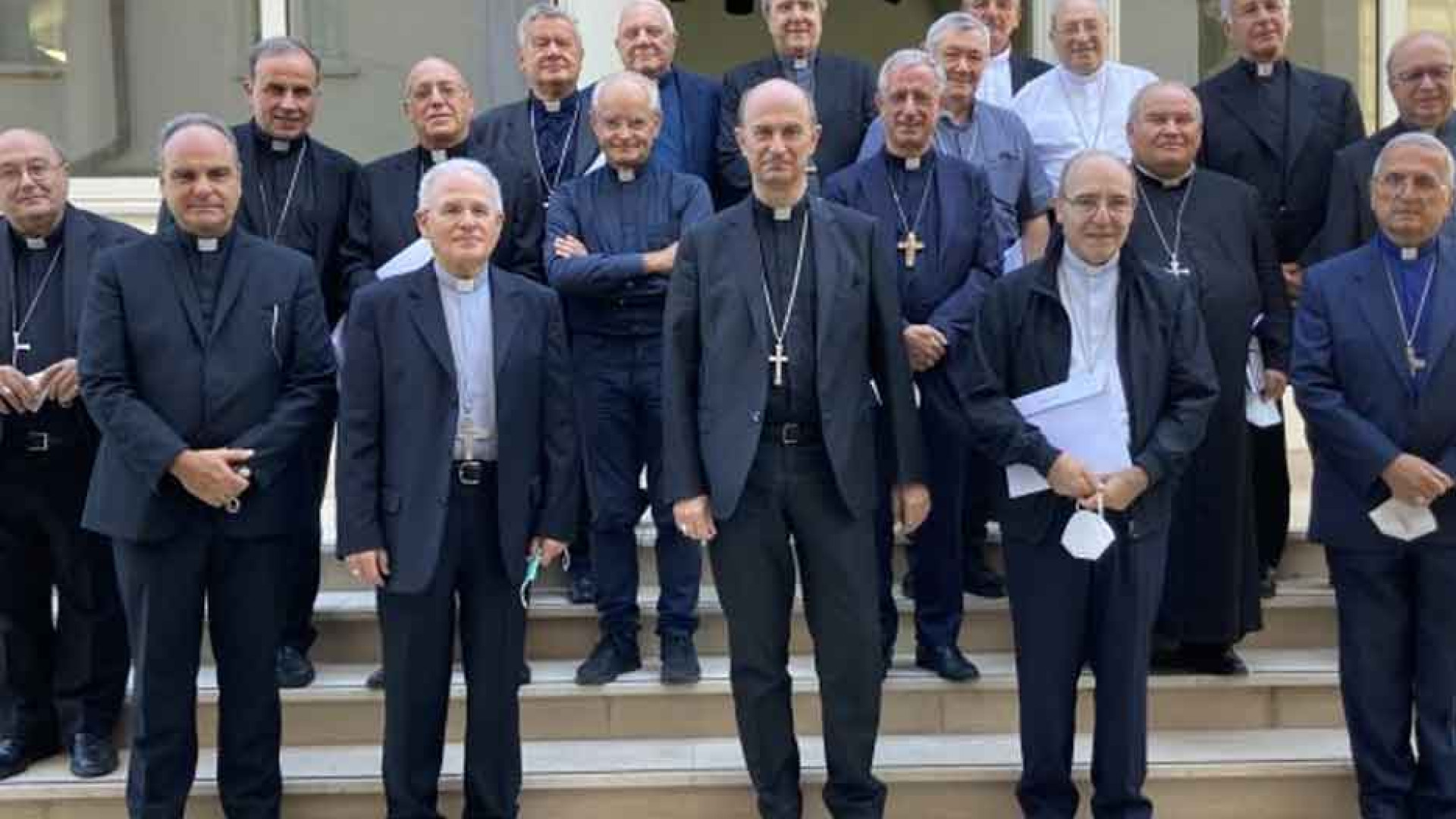 Immagine di Mons. Russo: nella Chiesa non ci sono comunità di serie A e serie B