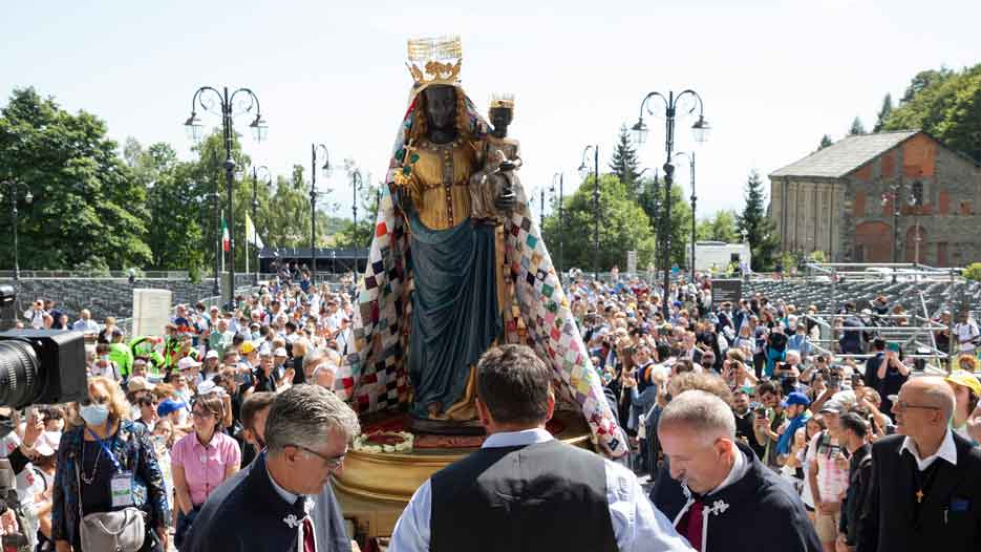 Immagine di Incoronata la Madonna nera dopo 101 anni
