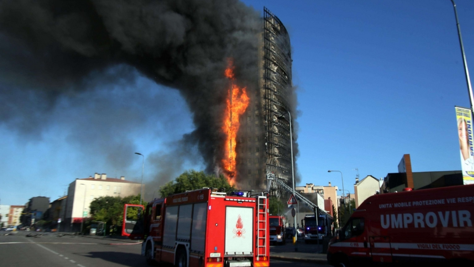 Immagine di Il grattacielo a fuoco a Milano: ecco come è bruciato il rivestimento / VIDEO