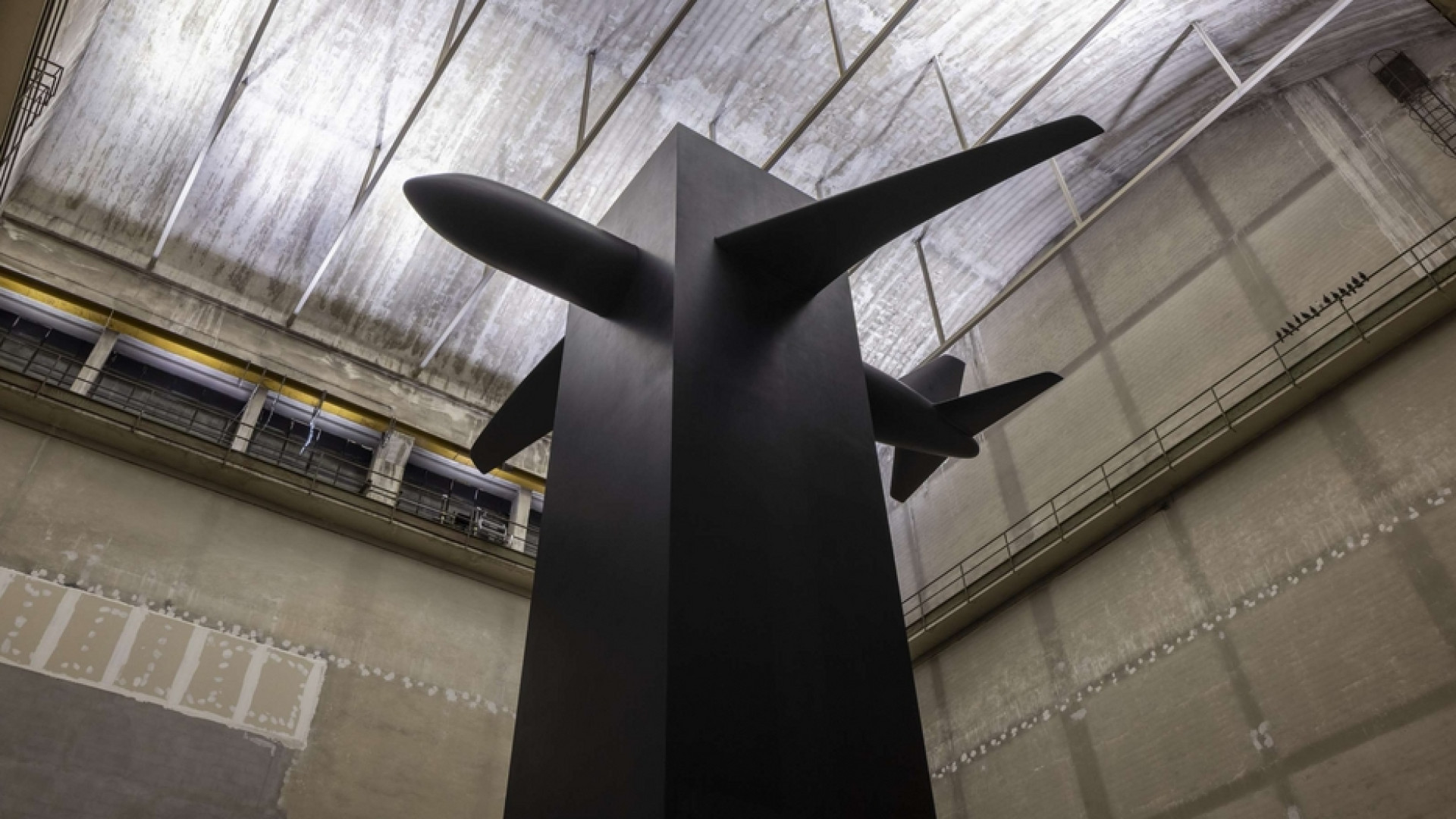 Immagine di Maurizio Cattelan e il totem oscuro delle Torri Gemelle