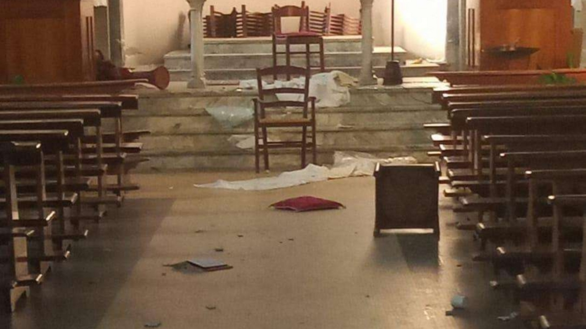 Immagine di Profanata una chiesa, distrutti tabernacolo e statue