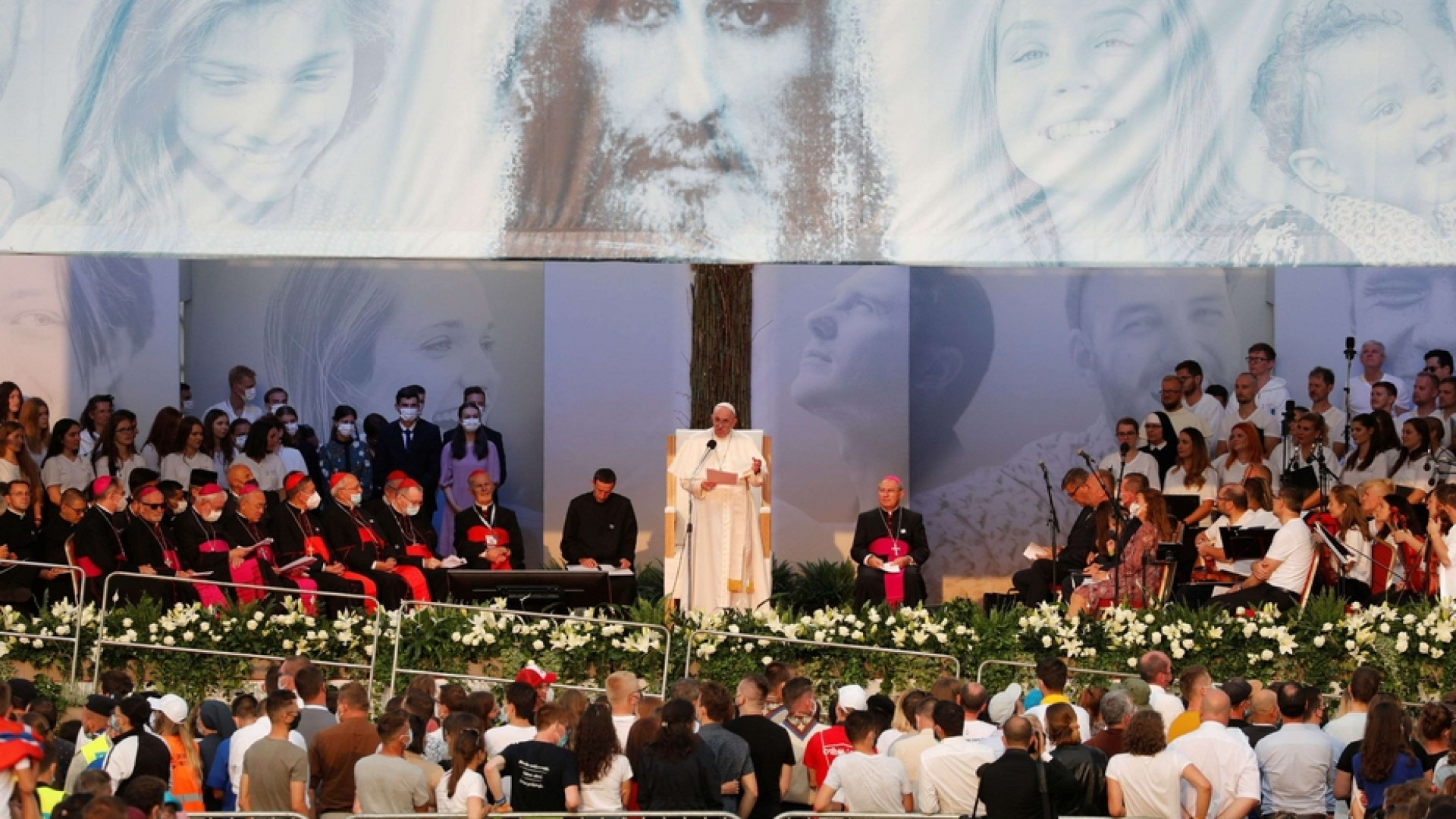 Immagine di «La Croce non è simbolo politico». Ai Rom: «Chiesa è casa vostra»