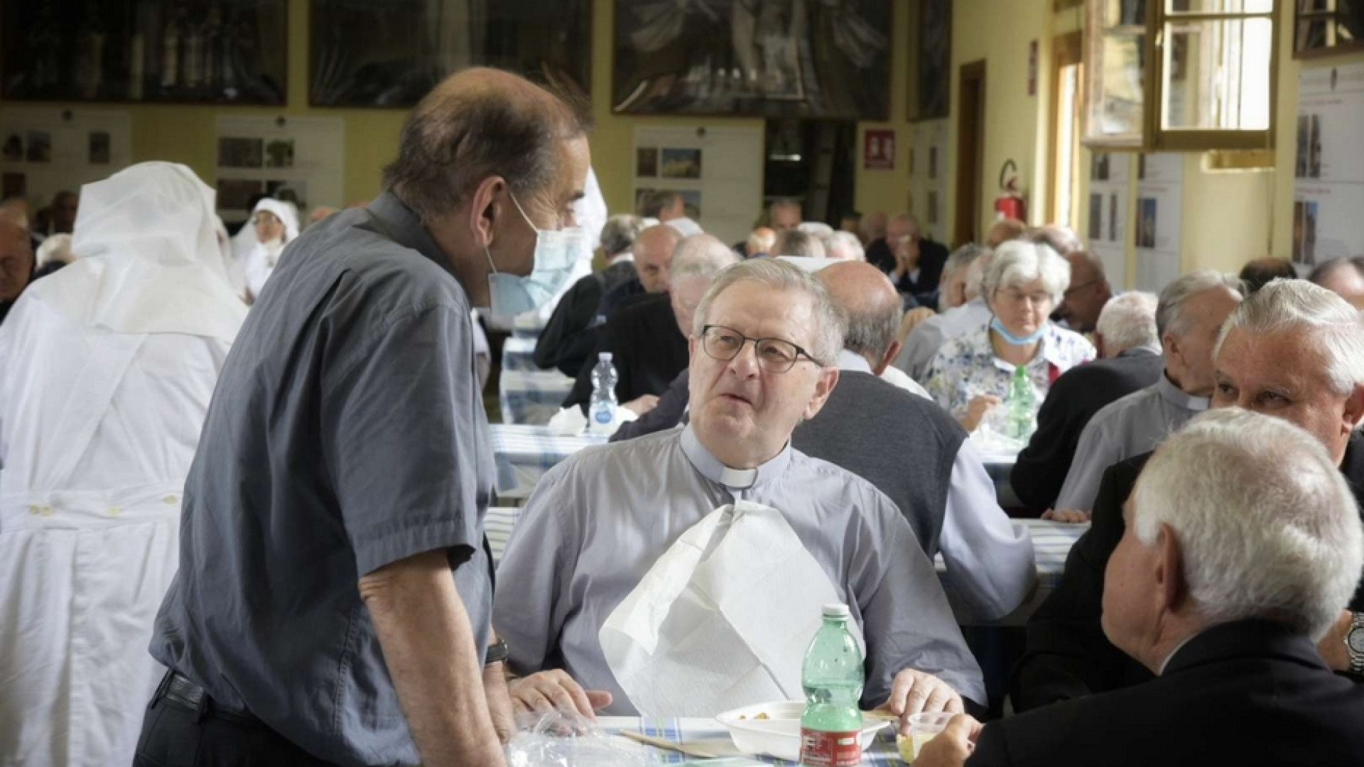 Immagine di Il Papa ai preti malati: "La vecchiaia non è una malattia ma un privilegio"