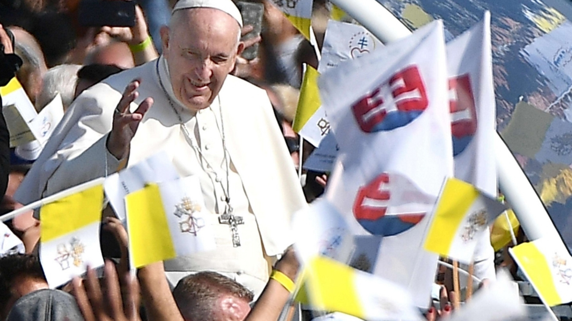 Immagine di Papa Francesco: «Sono ancora vivo. Nonostante alcuni mi volessero morto»