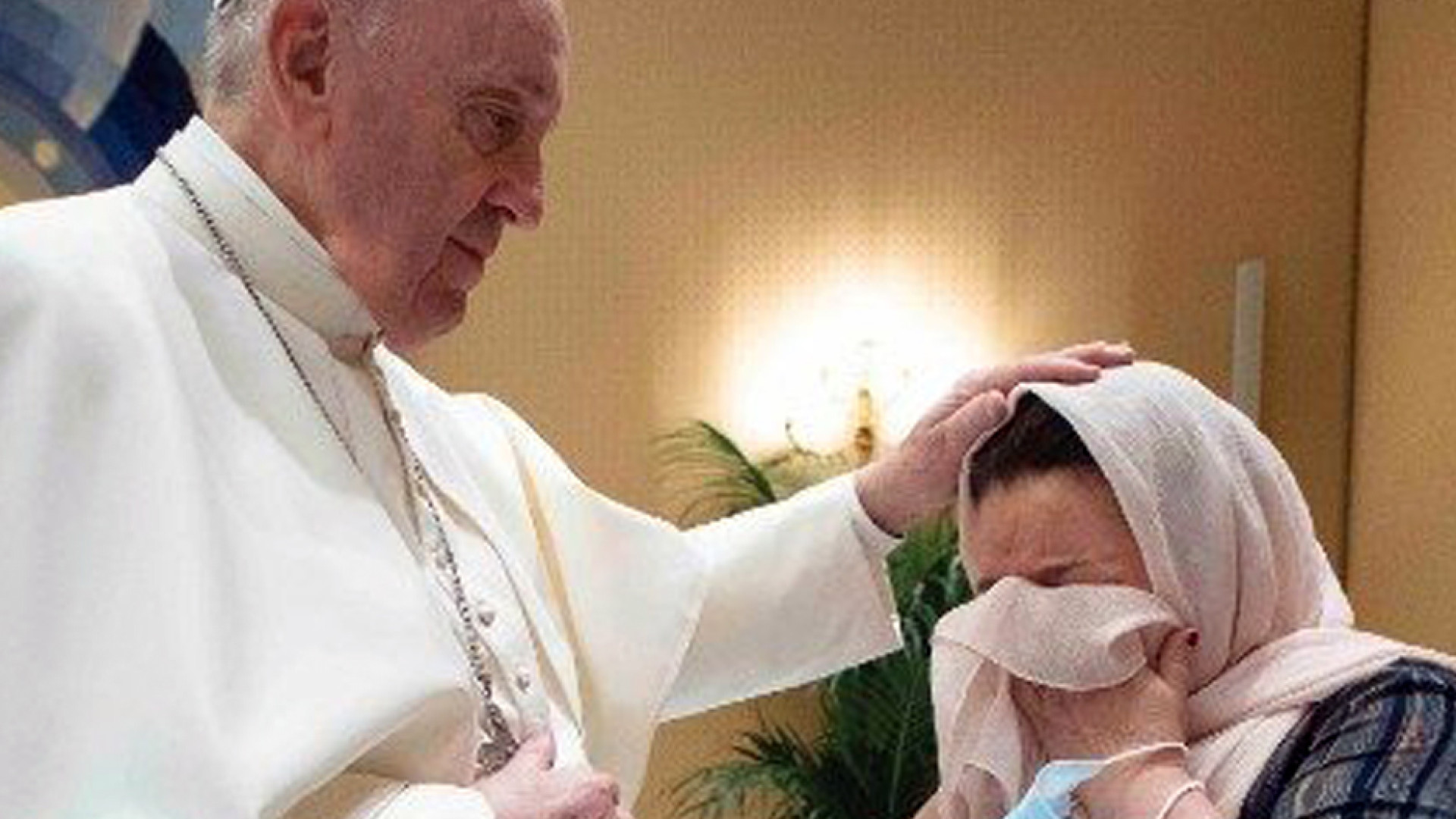 Immagine di L’abbraccio del Papa a un gruppo di famiglie fuggite da Kabul