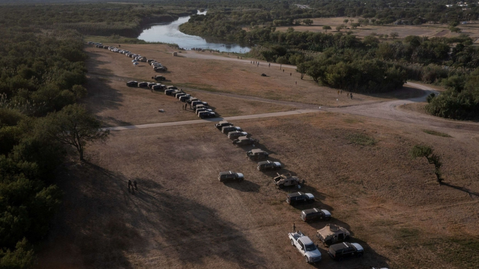 Immagine di Dopo le frustate il Texas costruisce anche il «muro di auto»