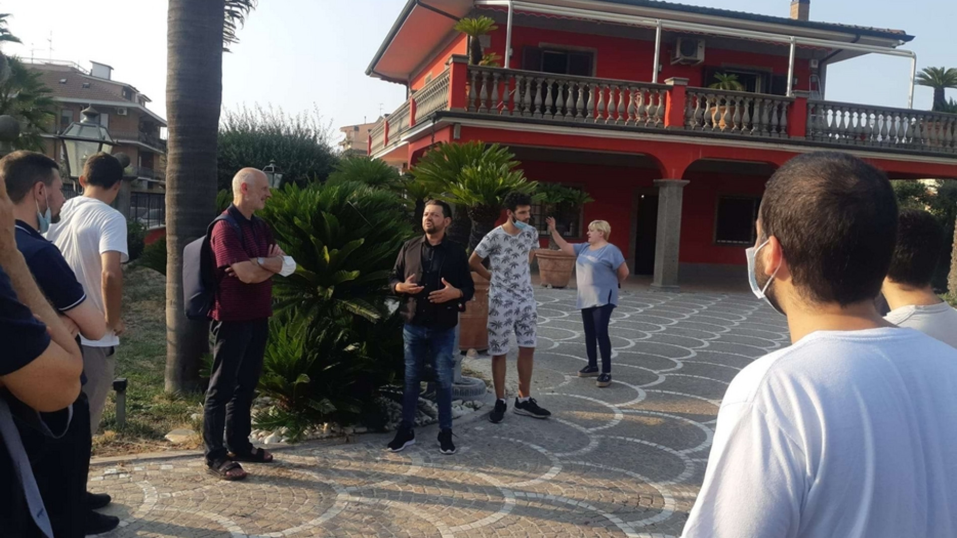 Immagine di Coi seminaristi nelle ville confiscate ai Casamonica