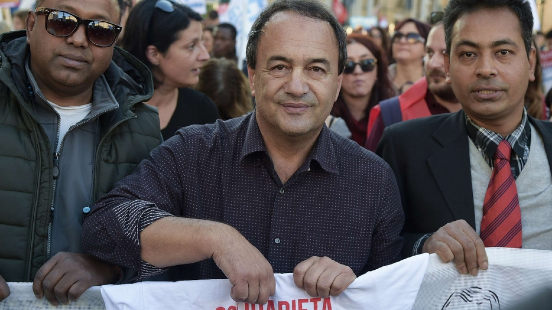 Immagine di L'ex sindaco di Riace, Mimmo Lucano, condannato a 13 anni