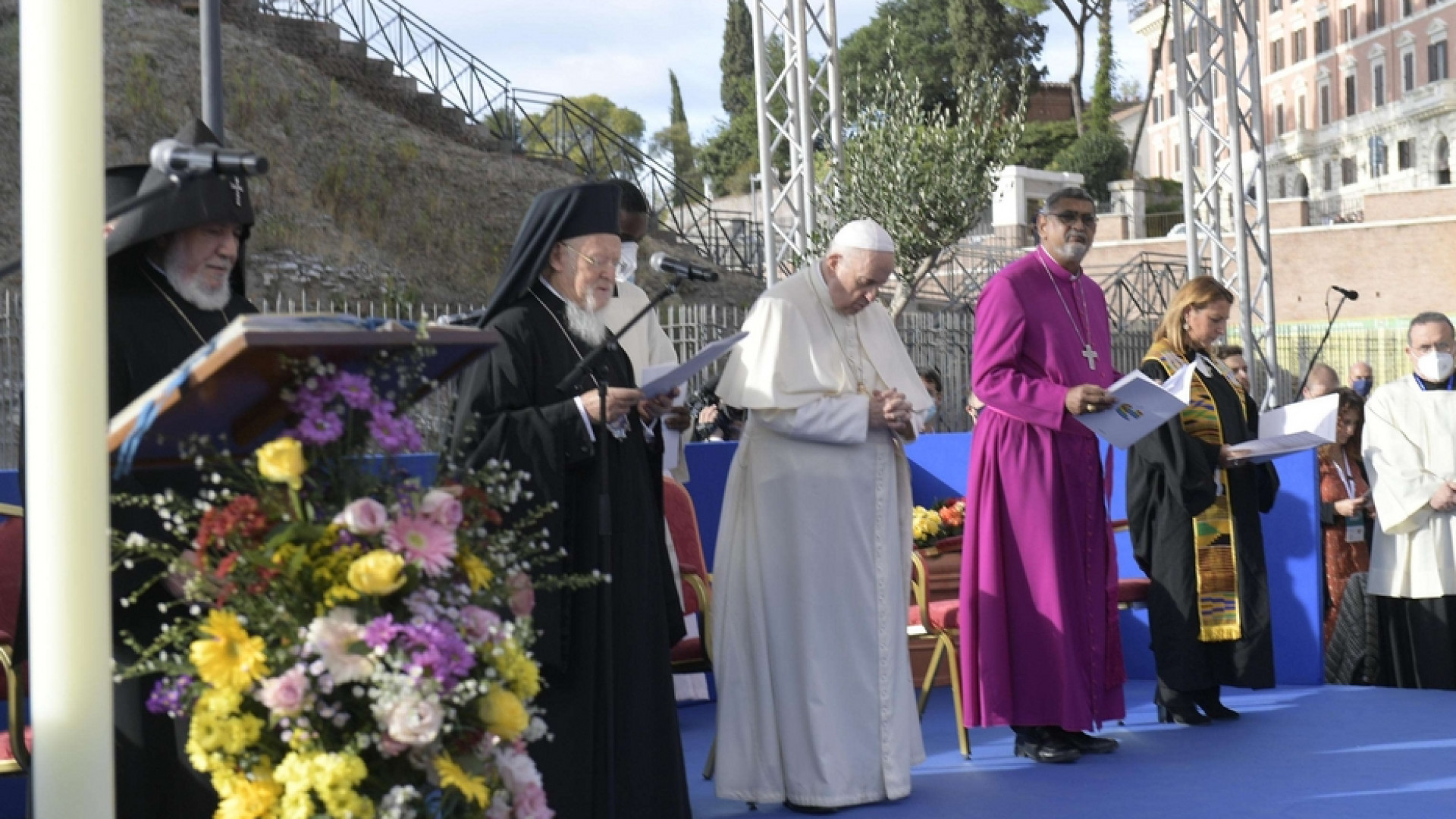 Immagine di Con Sant'Egidio per la pace. Il Papa: costruiamo compassione