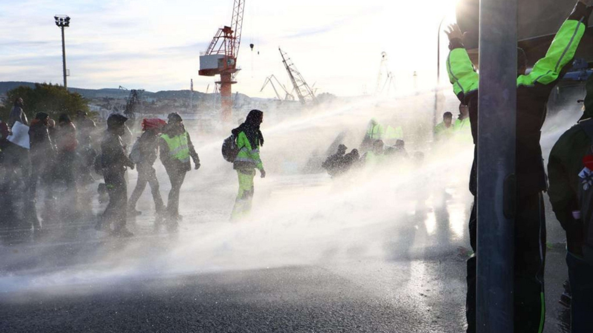 Immagine di Sgomberato il porto di Trieste, ma la protesta va avanti