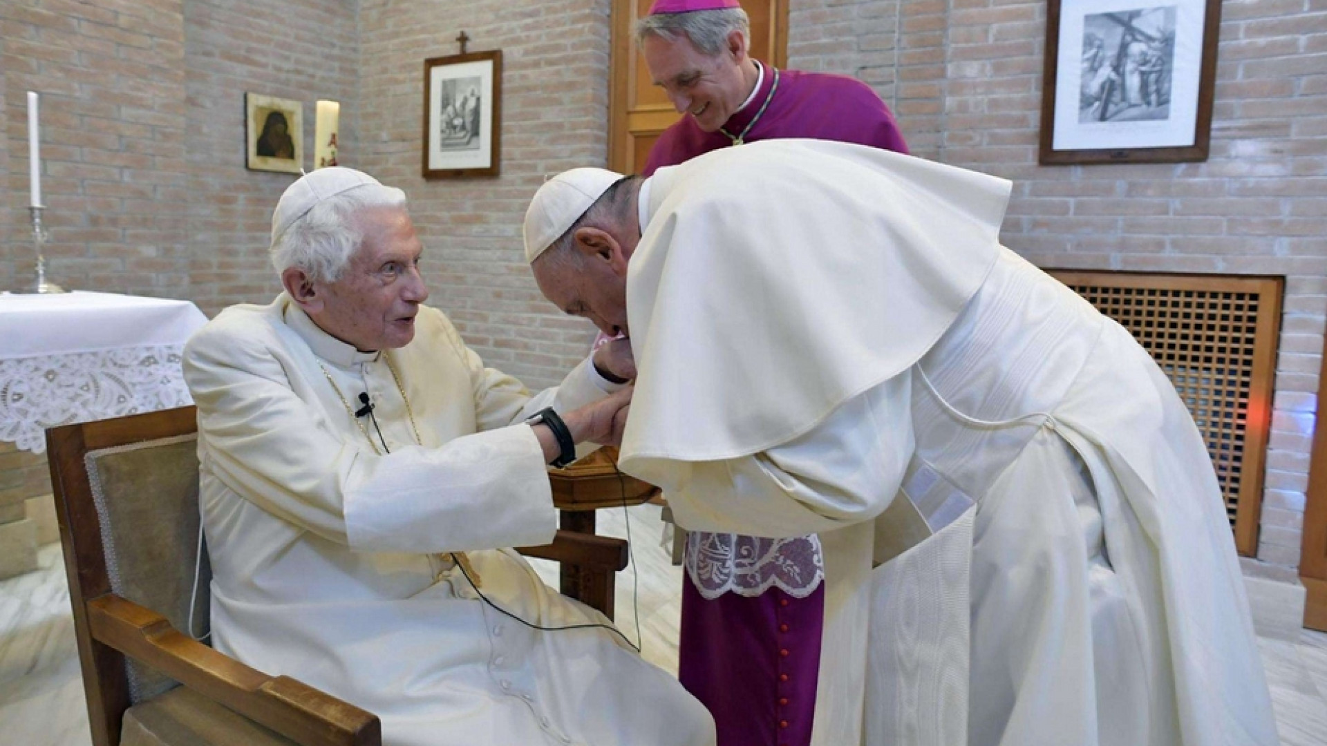 Immagine di Benedetto XVI ricorda gli amici scomparsi: «Spero di unirmi presto a loro»