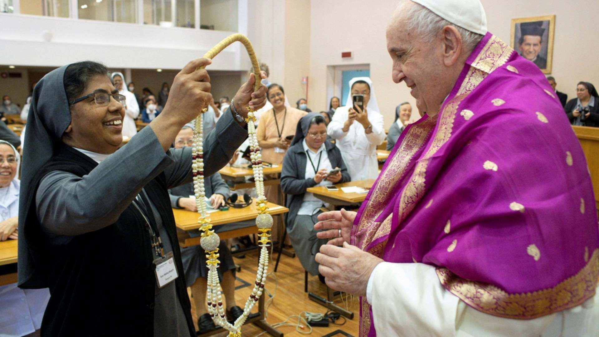Immagine di Il Papa alle salesiane: attente alla mondanità, è la strada del diavolo