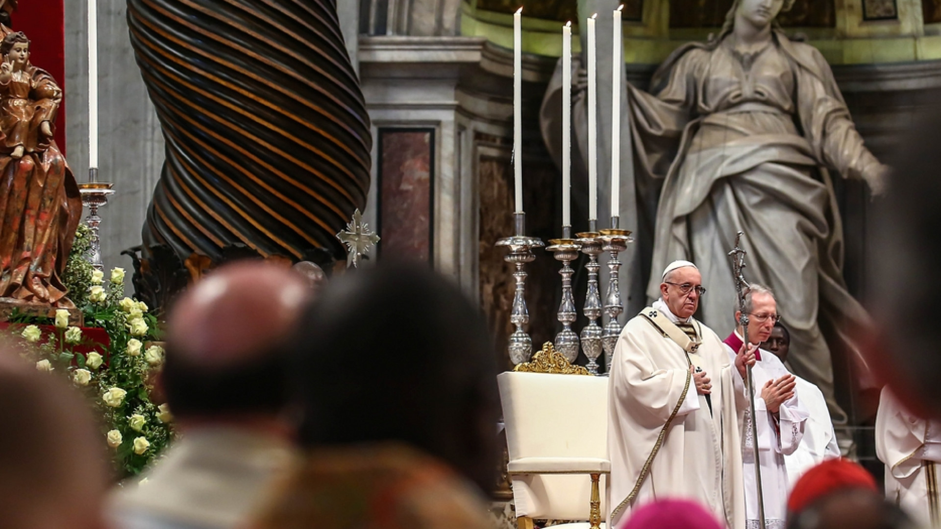 Immagine di Dai defunti alla Giornata dei poveri, le Messe del Papa a novembre