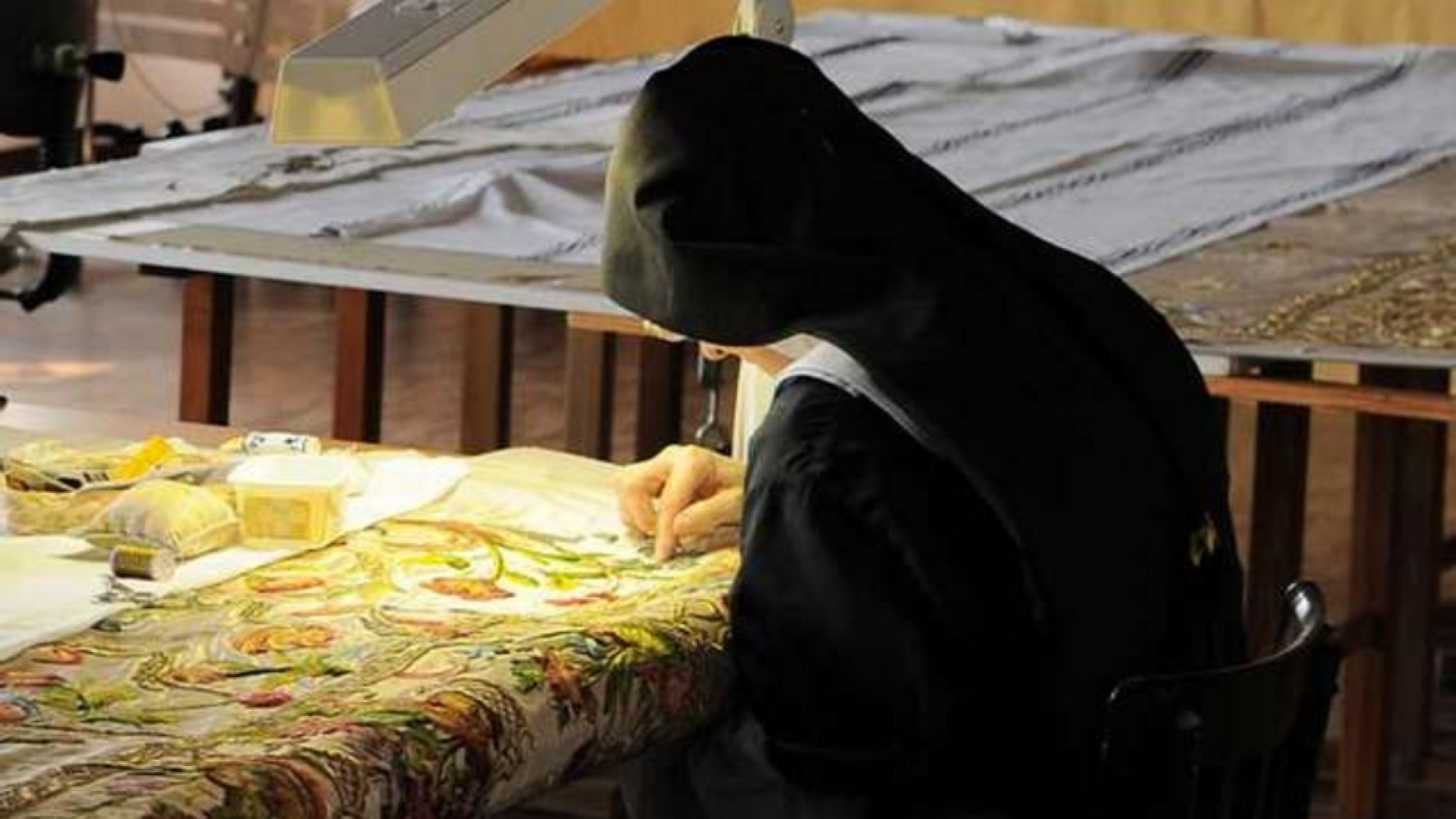 Immagine di Nel monastero dove si riparano i vestiti di santi e martiri