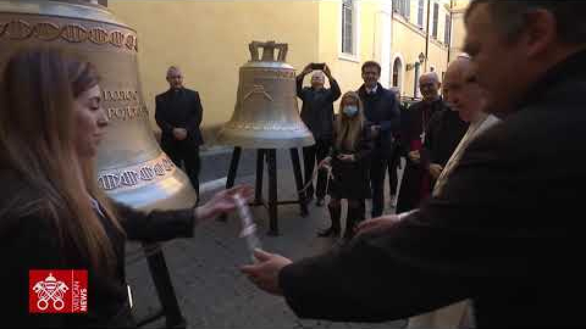 Immagine di Papa Francesco benedice le campane della vita, «la voce dei non nati»
