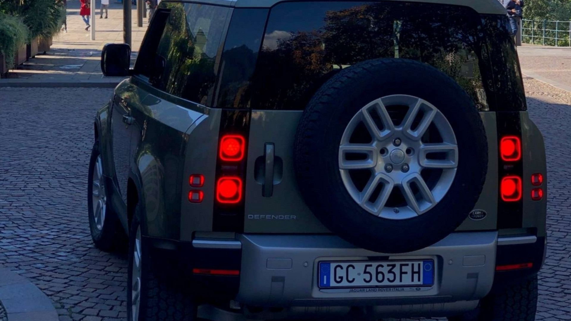 Immagine di Nuova Defender 90: croce per i puristi, delizia per tutti gli altri