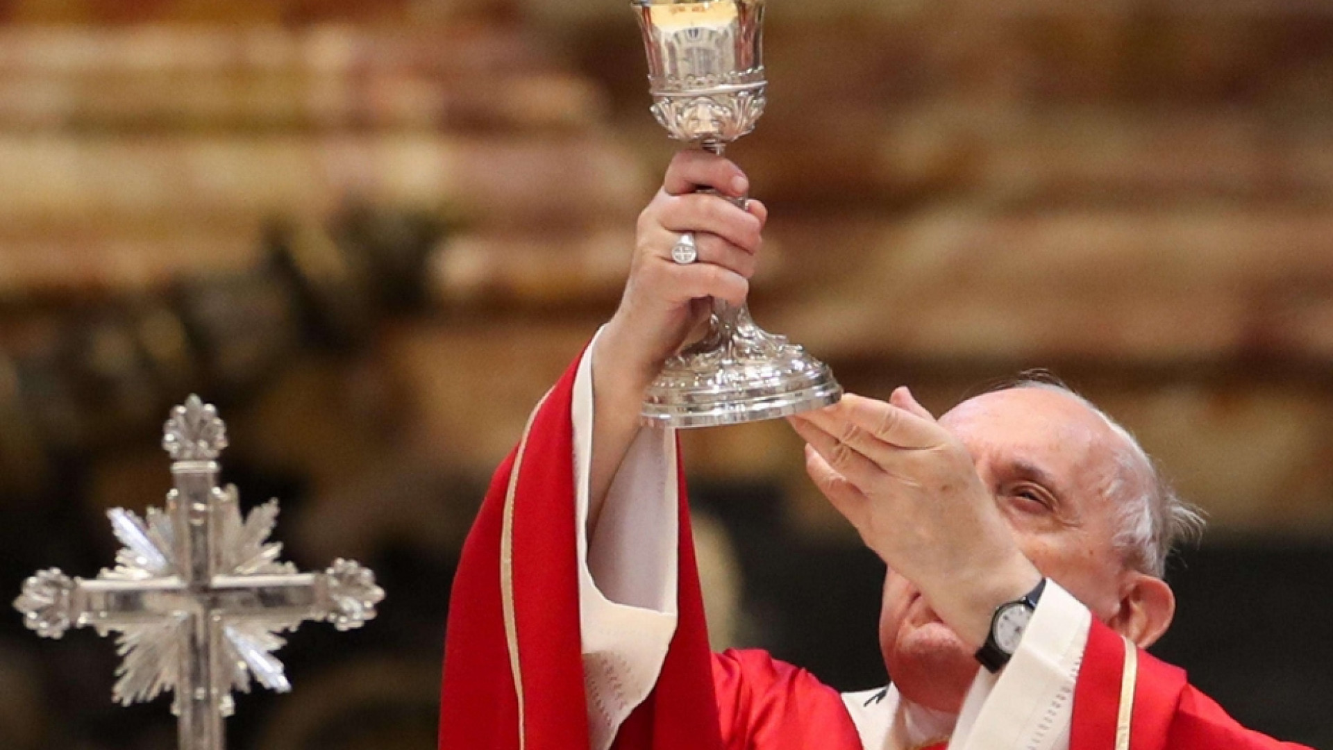 Immagine di Il Papa: «Dio accompagna soprattutto nel dolore. E piange prima di noi»